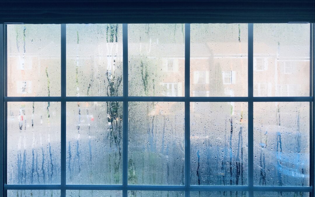Dlaczego okna w zimie są mokre i jak temu zapobiec?